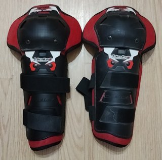 Casco negro y protecciones rodilla