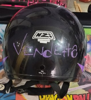 Casco negro y protecciones rodilla