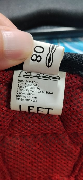 Casco negro y protecciones rodilla
