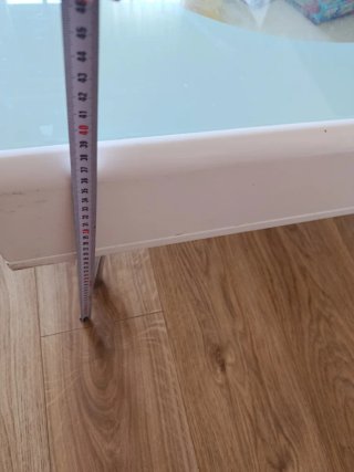 Mesa auxiliar cristal y cajón rojo
