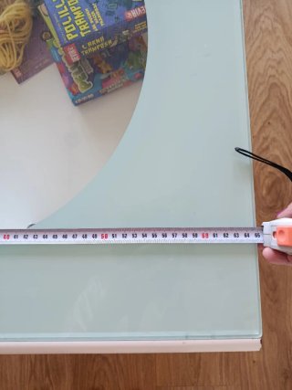 Mesa auxiliar cristal y cajón rojo