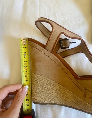 Sandalias cuña beige y marrón