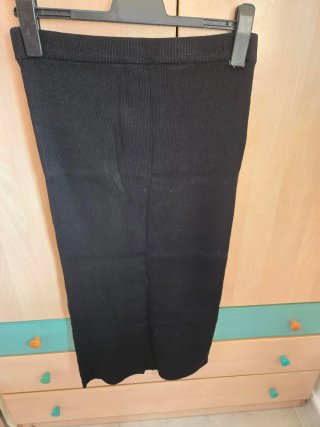 Falda midi Zara negra con abertura