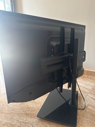 Televisor TCL mas soporte de pie giratorio