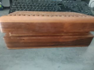 Caja de madera tallada