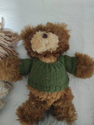 Lote de peluches: oso, mono, perro y muñeca