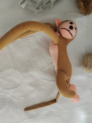Lote de peluches: oso, mono, perro y muñeca