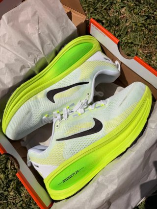 Nike Vomero 18 Verde y Blanco