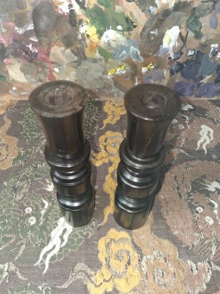 Coppia di candelabri in legno di ebano