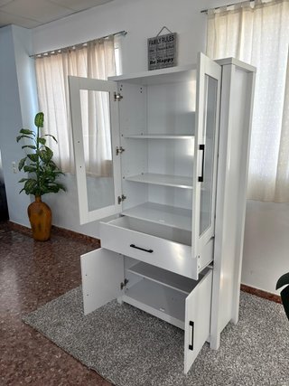Vitrina de cristal y madera