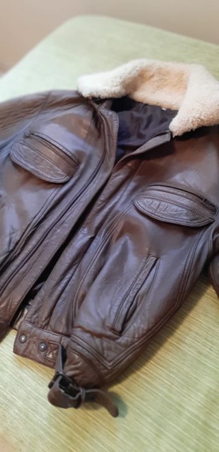 Chaqueta cazadora de cuero marrón con borrego