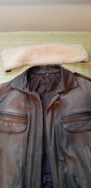 Chaqueta cazadora de cuero marrón con borrego