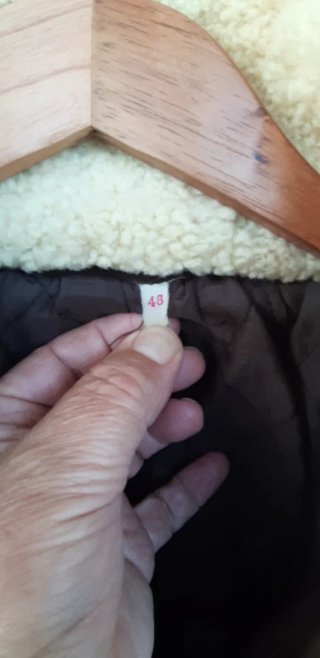 Chaqueta cazadora de cuero marrón con borrego
