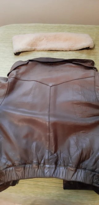 Chaqueta cazadora de cuero marrón con borrego