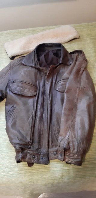 Chaqueta cazadora de cuero marrón con borrego