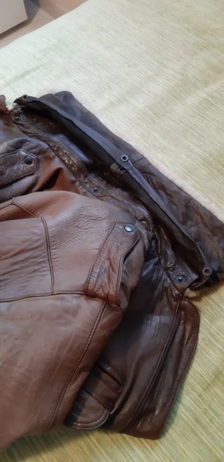 Chaqueta cazadora de cuero marrón con borrego