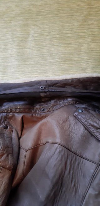 Chaqueta cazadora de cuero marrón con borrego