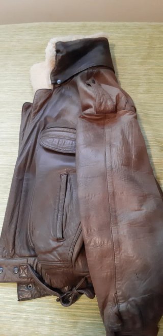 Chaqueta cazadora de cuero marrón con borrego