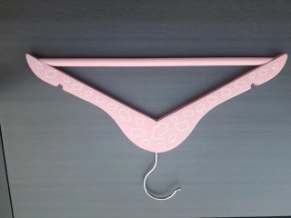Perchas madera infantiles blancas y rosas