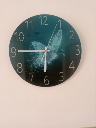 Orologio da parete con farfalla