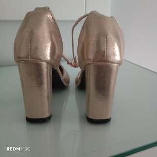 Zapatos de vestir dorados talla 38
