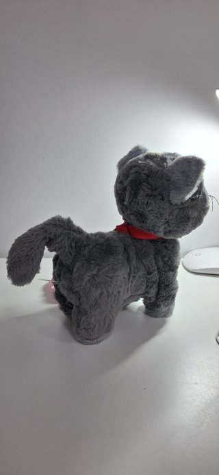 Gato de peluche que camina y maúlla