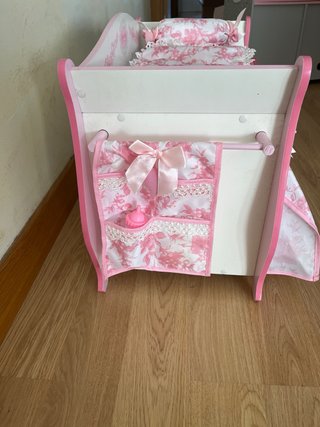 Cuna de muñeca rosa con dosel