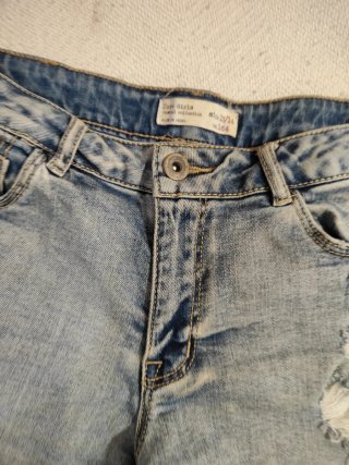 Pantalones cortos vaqueros desgastados de niña