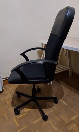 Silla de oficina negra con ruedas.
