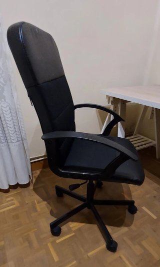 Silla de oficina negra con ruedas.