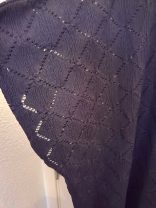 Blusa negra con botones y tejido calado