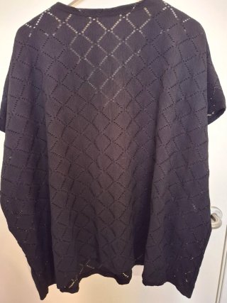 Blusa negra con botones y tejido calado