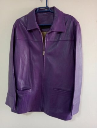 Chaqueta de piel morada para mujer
