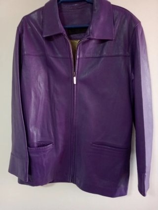 Chaqueta de piel morada para mujer
