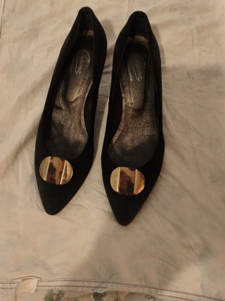 Zapatos de tacón de ante negro detalle dorado