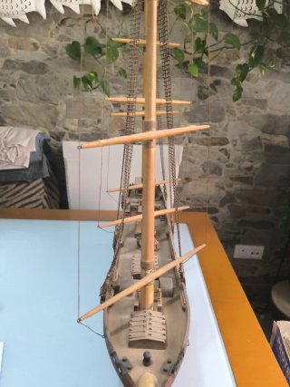 Maqueta de velero de madera