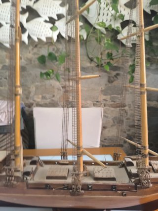 Maqueta de velero de madera