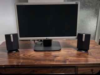 Monitor LG y Altavoces Negros