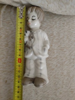 Figura niño con osito porcelana