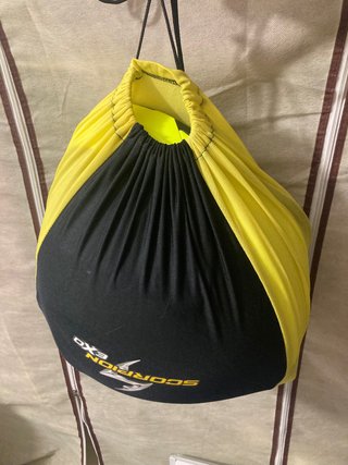 Casco de moto fluorescente