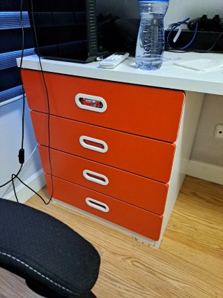 Escritorio IKEA blanco y naranja