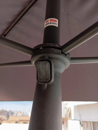 Parasol con soporte de hormigón y 2 tumbonas