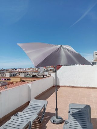 Parasol con soporte de hormigón y 2 tumbonas