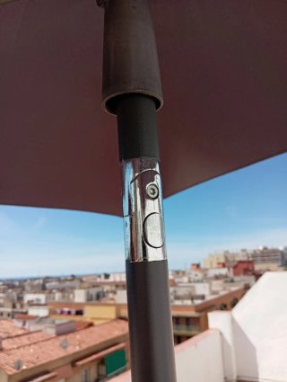 Parasol con soporte de hormigón y 2 tumbonas