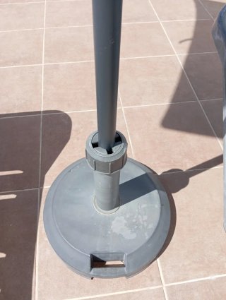 Parasol con soporte de hormigón y 2 tumbonas