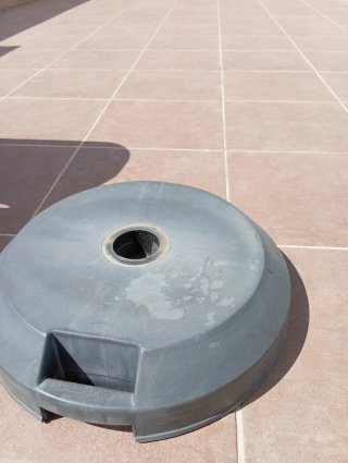 Parasol con soporte de hormigón y 2 tumbonas