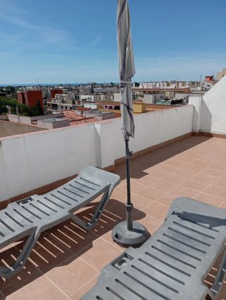 Parasol con soporte de hormigón y 2 tumbonas