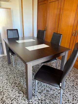 Mesa de comedor moderna