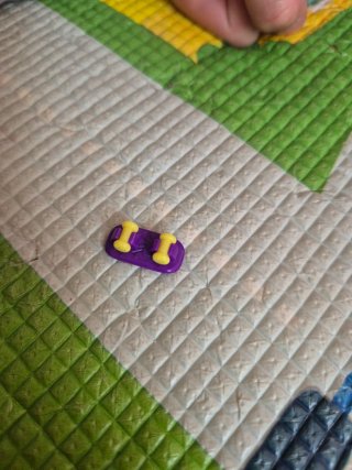 Mini patinete morado con ruedas amarillas