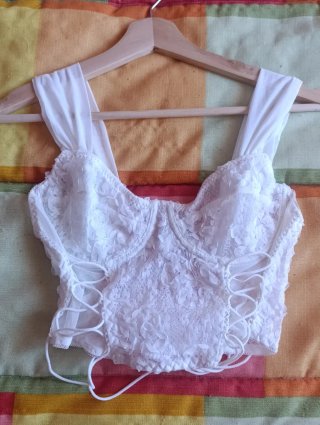 Crop top blanco de encaje estilo corsé